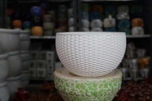 White round hanging plastic planter with chain for balcony plants